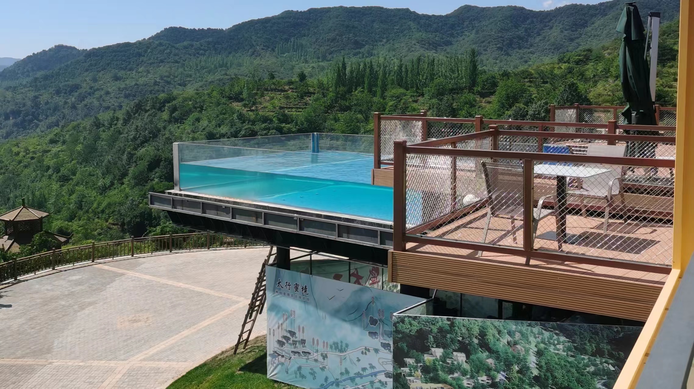 民宿无边际泳池